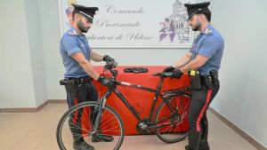 Tenta di rubare uno scooter elettrico, poi fugge in bici: arrestato un giovane a Udine