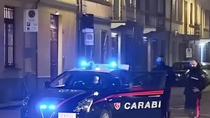 Guastalla, disturba in un bar e minaccia i carabinieri