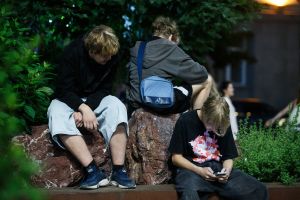 «Биполярочка» передается через подростковую дружбу: как защитить ребёнка от проблем с психикой