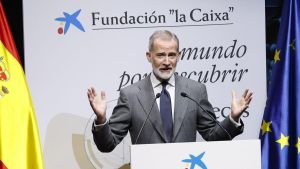 Felipe VI entrega las becas de 100.000 euros de La Caixa que llevarán a 98 españoles a Cambridge, Harvard y Columbia