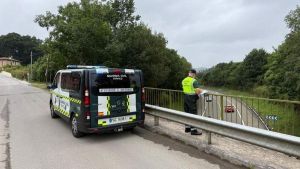Lanzaba bloques de hormigón a la carretera nacional desde un viaducto, la Guardia Civil lo descubrió y ahora podría ir a la cárcel de seis meses a dos años