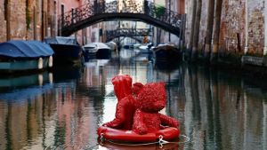 Il bimbo alla deriva sulla boa: a Venezia l’ultima provocazione dello street artist Colomina