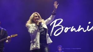 El día en que Bonnie Tyler se convirtió en la primera dama del rock de Gijón: así fue el concierto del icono musical que se despidió hoy de este mundo