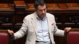 Il Salvini Toninelli. Si difende sui ritardi dei treni e si paragona all’ex ministro grillino
