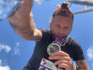 Ghemon, il rapper maratoneta mostra sui social la sua ultima medaglia vinta: «Correre mi ha insegnato la disciplina»