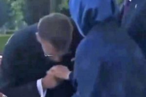 Физиогномист разобрал ролик, где первая леди Турции не позволила Макрону поцеловать руку