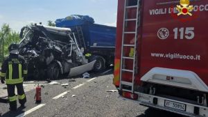 Tamponamento tra due tir sulla Cimpello-Sequals: un autista estratto dalle lamiere