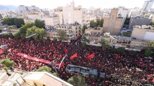 Irán entierra al ayatolá Jameneí tras una semana de funerales multitudinarios y entre gritos de 