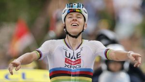 Pogacar da padrone: tappa e maglia gialla. Sbriciolato il record del Tourmalet, Vingegaard a oltre due minuti. La nuova classifica