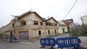 Un informe recomienta la retirada inminente del amianto de las naves abandonadas de Almacenes Industriales (Oviedo)