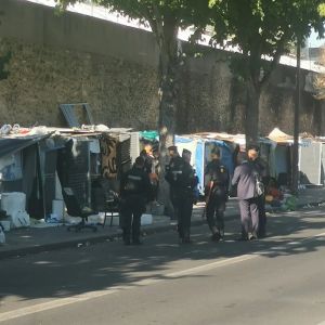 « Beaucoup travaillent » : à Paris, 200 personnes à la rue après l’évacuation du bidonville de la porte de la Chapelle