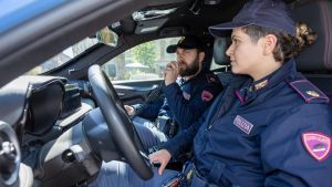 Aggressione e furto sul treno. Strappa la catenina, poi la fuga. Individuato e fermato dalla polizia