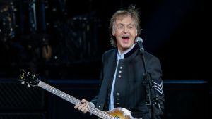 McCartney canta