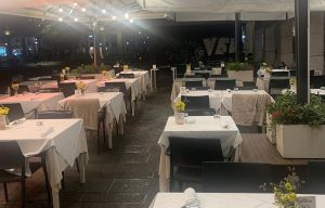 Livorno, minaccia con un bicchiere rotto un cameriere al lavoro al 