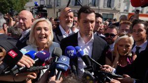 La giornata che ha sfasciato la successione nell'estrema destra francese. Ascolta il Fogli daily