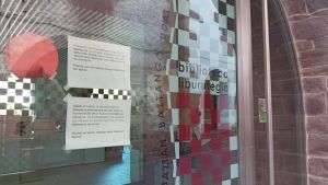 El silencio de una biblioteca cerrada