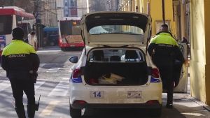 Tentano di scipparla. Scaraventata a terra: una folla di bengalesi si precipita in strada
