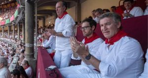 Feijóo rebaja con folclore y campaña su agenda más reaccionaria