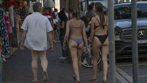 Cavallino, vietato il costume in città: multe fino a 500 euro per chi non rispetta il decoro