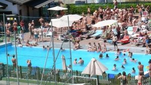 Brosso, piscina ancora chiusa Lavori in corso e manca il gestore
