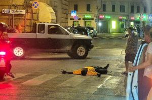 Livorno, si ubriaca in centro e si sdraia in mezzo alla strada. Sui social: «Un dosso, basta passarci sopra»