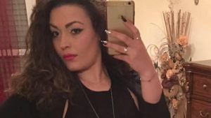 Donna uccisa a coltellate dall’ex compagno