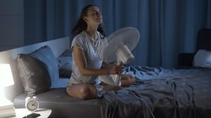 Dormire col ventilatore acceso fa davvero male? Cosa c’è da sapere tra bufale e realtà. La paura della ‘fan death’