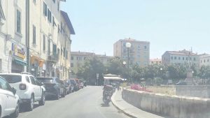 Livorno, si schiantano sullo scooter rubato. La proprietaria: «Beffata due volte, rischio di pagare migliaia di euro»