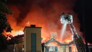 Cuggiono, fiamme in una palazzina di via Margarita. Venti evacuati: si indaga sulle cause del rogo