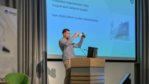 Innovatieve armband scheelt verpleegkundige veertig minuten werk per dag