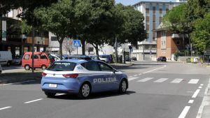 “Che piacere vederti”, ma poi sfila il gioiello: torna in azione la ladra degli abbracci a Monfalcone