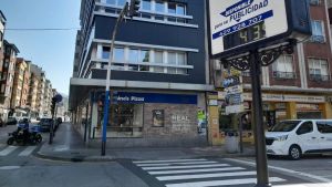 El reventón de una tubería deja sin agua a decenas de vecinos del centro de Mieres