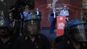 Sul canale YouTube del Pd scompare la contestazione di Napoli