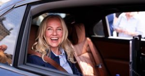 Der opstod en allergisk reaktion mod at have en præst rendende rundt på politikergangene