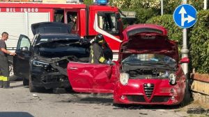 Scontro fra auto all’incrocio a Focette. La rabbia dei residenti: “Questa non è un’autostrada”