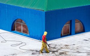 Nettoyage de façade et de terrasse : pourquoi acheter un nettoyeur haute pression ?