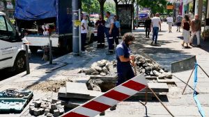 Meštani Ostružnice blokirali put zbog vode: Kvarovi na vodovodnoj mreži sve češće Beograđanima ostavljaju suve česme