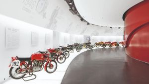 Notte rossa a Borgo Panigale, c’è anche la Ducati. “Così celebriamo la fine dei cantieri del tram”