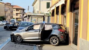 Ubriaco al volante, finisce contro il muro in via dei Mille a Pavia e poi tenta la fuga