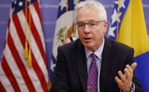 Bivši američki ambasador: “Negiranje genocida je kao rak na političkom tijelu BiH koji se širi poput metastaza”