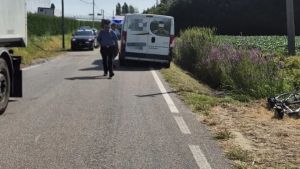 Este, supera in bici un camion fermo: anziano muore travolto da un furgone