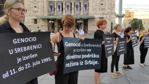 Žene u crnom na Trgu Republike povodom 31. godišnjice genocida u Srebrenici