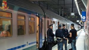 La tragedia sui binari, perde l’equilibrio e cade: passa un treno merci e lo travolge