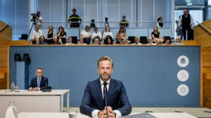 De Jonge verdedigt coronabeleid, maar noemt ‘Dansen met Janssen’ een ‘inschattingsfout’