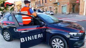 Alterati e fuori controllo minacciano i carabinieri: tre persone denunciate