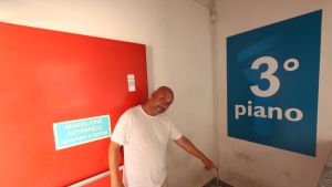 Clochard dato alle fiamme a Milano, la storia dell’ex manager Richard: “Quei ragazzi mi volevano morto, urlare mi ha salvato la vita”