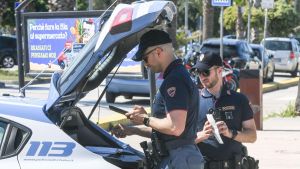 Calci e minacce agli agenti, viene arrestato ma patteggia e torna libero