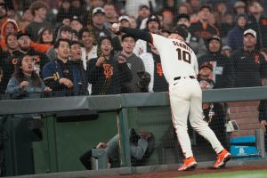 Imágenes sensibles: Hombre patea a mujer en brutal pelea durante juego de la MLB