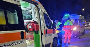 Livorno, dà in escandescenze con i volontari: i poliziotti li difendono