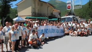 La carica dei volontari per la natura: tutti insieme e appassionatamente per pulire il fiume Bosso a Cagli